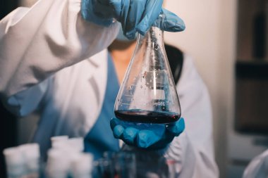 Laboratuvarda çalışan bilim adamı.