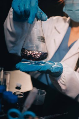 Laboratuvarda çalışan bilim adamı.