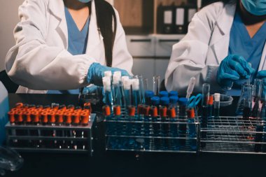 Laboratuvarda çalışan bilim adamı.