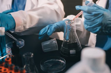 Laboratuvarda çalışan bilim adamı.