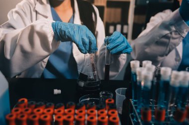 Laboratuvarda çalışan bilim adamı.