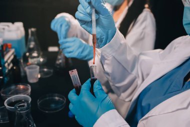 Laboratuvarda çalışan bilim adamı.