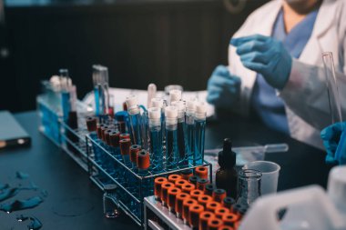 Laboratuvarda çalışan bilim adamı.