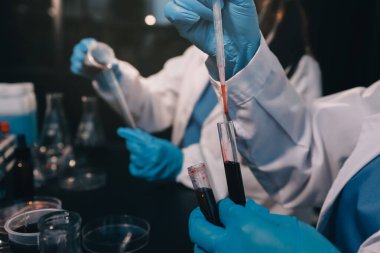 Laboratuvarda çalışan bilim adamı.