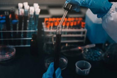 Laboratuvarda çalışan bilim adamı.