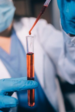 Laboratuvarda çalışan bilim adamı.