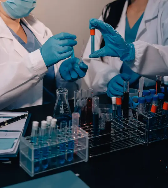 Laboratuvarda çalışan bilim adamı.