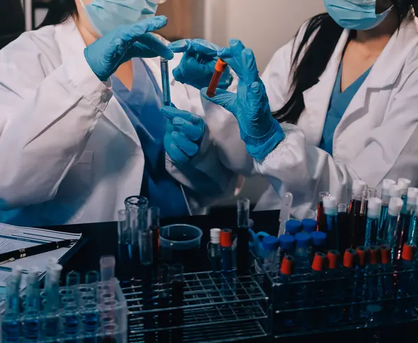 Laboratuvarda çalışan bilim adamı.