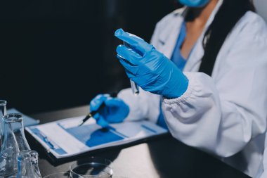 Laboratuvarda çalışan bilim adamı.