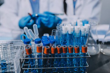 Laboratuvarda çalışan bilim adamı.