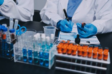 Laboratuvarda çalışan bilim adamı.