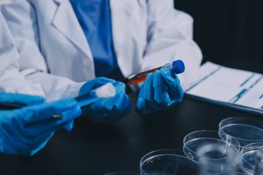 Laboratuvarda çalışan bilim adamı.