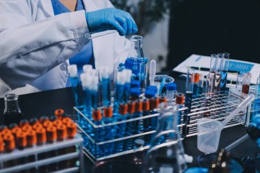 Laboratuvarda çalışan bilim adamı.