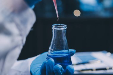 Laboratuvarda çalışan bilim adamı.