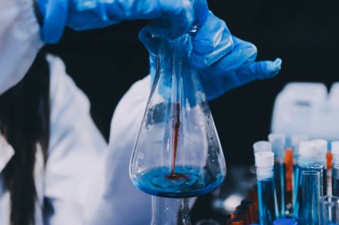 Laboratuvarda çalışan bilim adamı.