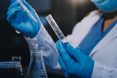 Laboratuvarda çalışan bilim adamı.