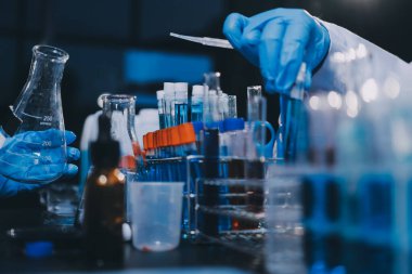 Laboratuvarda çalışan bilim adamı.