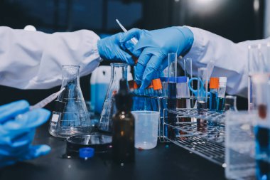 Laboratuvarda çalışan bilim adamı.