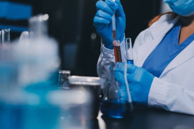 Laboratuvarda çalışan bilim adamı.