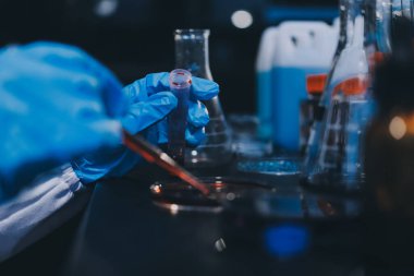 Laboratuvarda çalışan bilim adamı.