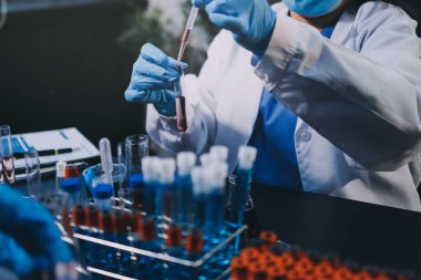 Laboratuvarda çalışan bilim adamı.