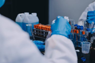 Laboratuvarda çalışan bilim adamı.