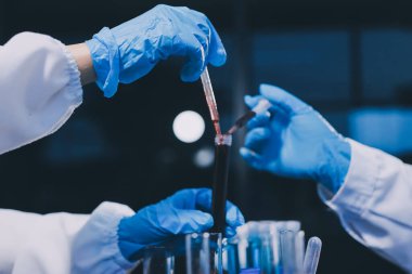 Laboratuvarda çalışan bilim adamı.