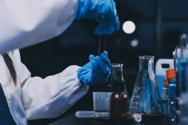 Laboratuvarda çalışan bilim adamı.