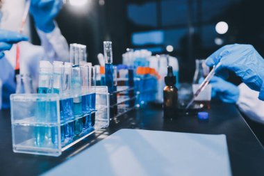 Laboratuvarda çalışan bilim adamı.