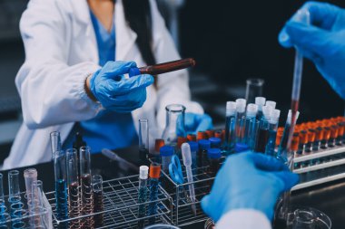 Laboratuvarda çalışan bilim adamı.