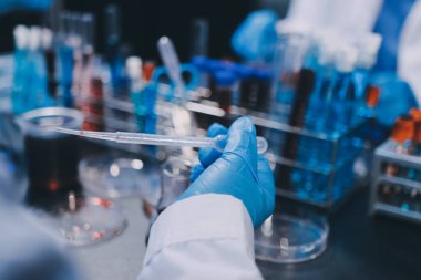 Laboratuvarda çalışan bilim adamı.