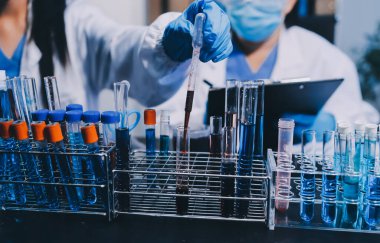 Laboratuvarda çalışan bilim adamı.