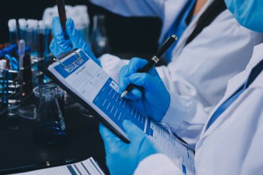 Laboratuvarda çalışan bilim adamı.