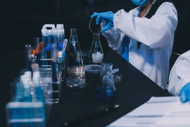 Laboratuvarda çalışan bilim adamı.