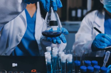 Laboratuvarda çalışan bilim adamı.