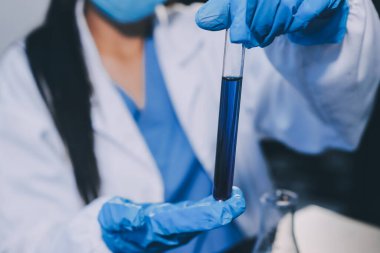 Laboratuvarda çalışan bilim adamı.