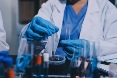 Laboratuvarda çalışan bilim adamı.