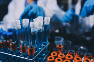 Laboratuvarda çalışan bilim adamı.