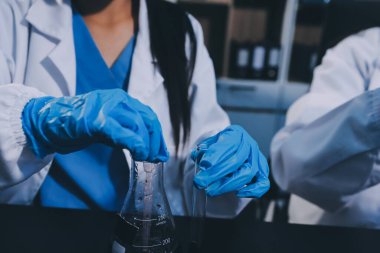 Laboratuvarda çalışan bilim adamı.