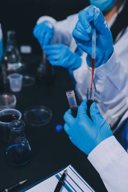 Laboratuvarda çalışan bilim adamı.