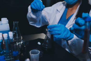 Laboratuvarda çalışan bilim adamı.