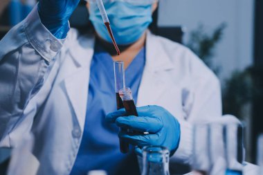 Laboratuvarda çalışan bilim adamı.