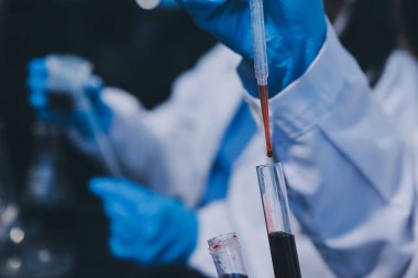 Laboratuvarda çalışan bilim adamı.