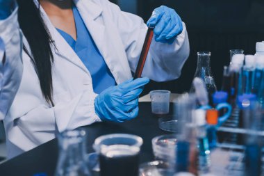 Laboratuvarda çalışan bilim adamı.