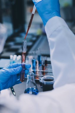 Laboratuvarda çalışan bilim adamı.