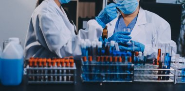 Laboratuvarda çalışan bilim adamı.