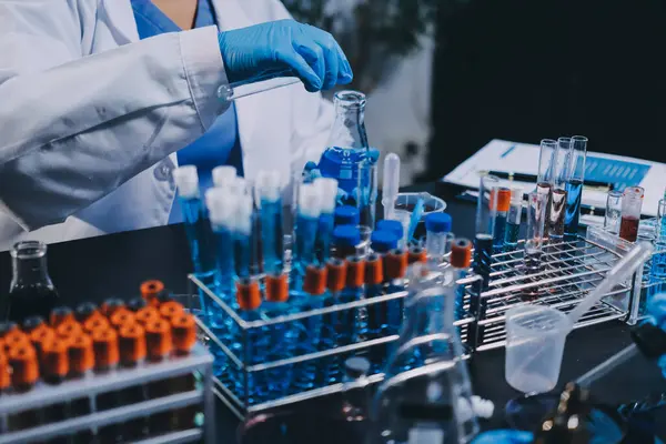 Laboratuvarda çalışan bilim adamı.