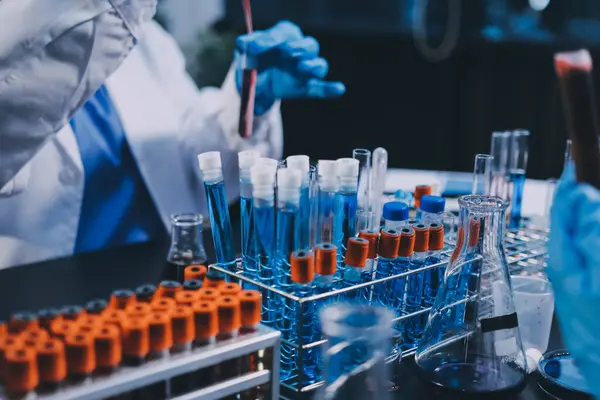 Laboratuvarda çalışan bilim adamı.