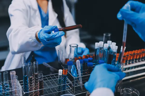 Laboratuvarda çalışan bilim adamı.