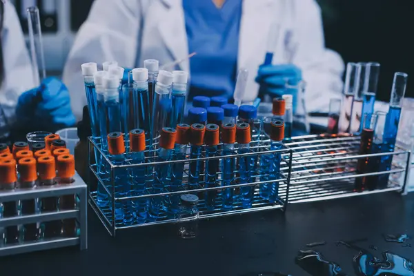 Laboratuvarda çalışan bilim adamı.